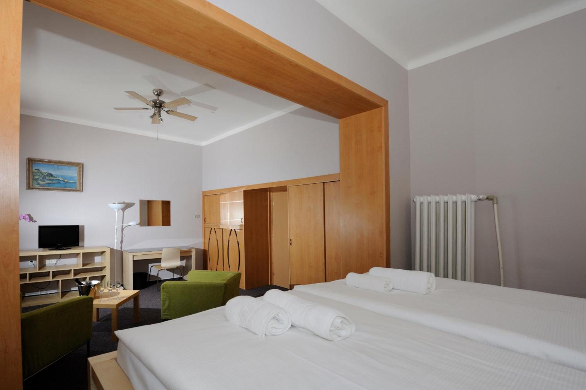 Hotel Zlata Stika Pardubice Luaran gambar